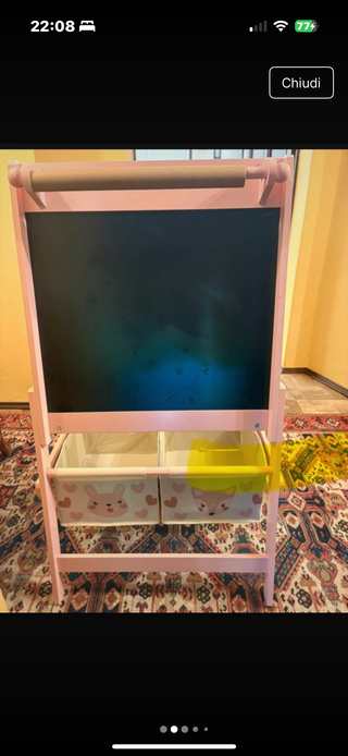 Lavagna per bambini rosa con contenitori