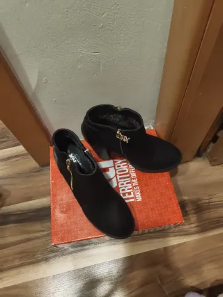 Botines XTi tacón cremallera dorada negros