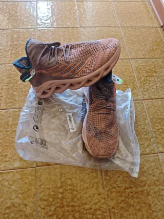 Scarpe da uomo arancioni e marroni