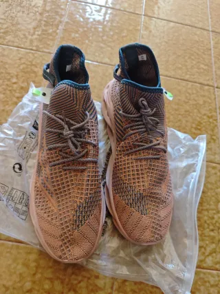 Scarpe da uomo arancioni e marroni