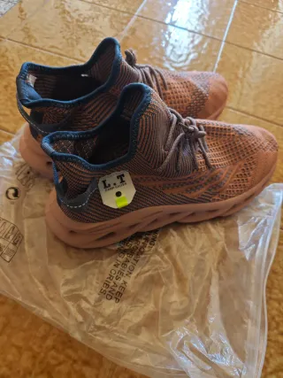 Scarpe da uomo arancioni e marroni