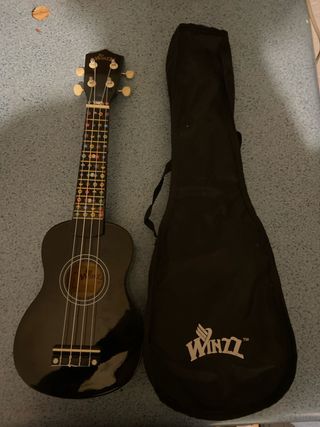 Ukelele negro con funda