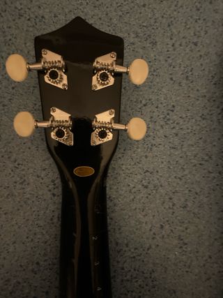 Ukelele negro con funda