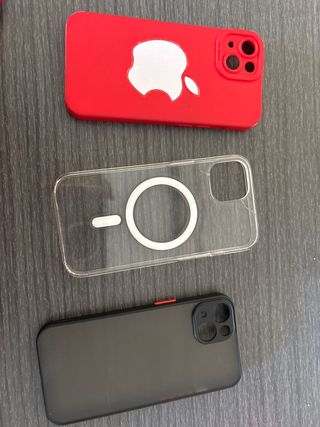 Carcasa iPhone 13 Apple. La del medio es original