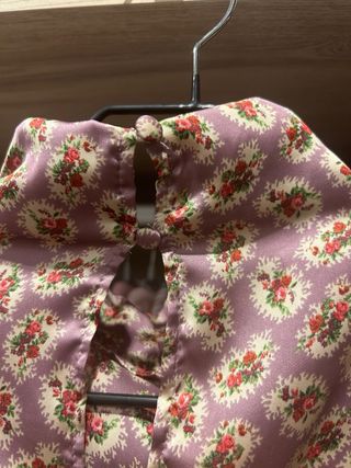 Blusa rosa elegante con estampado floralr