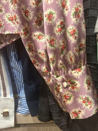 Blusa rosa elegante con estampado floralr