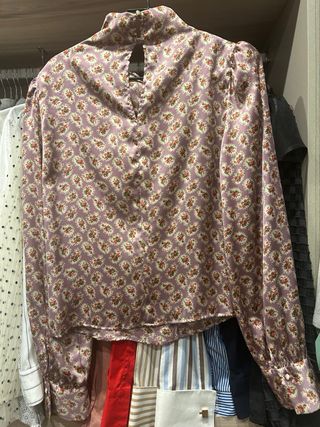 Blusa rosa elegante con estampado floralr