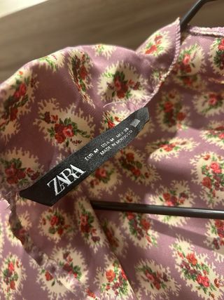 Blusa rosa elegante con estampado floralr