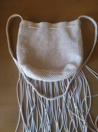 Bolso de hombro beige con flecos
