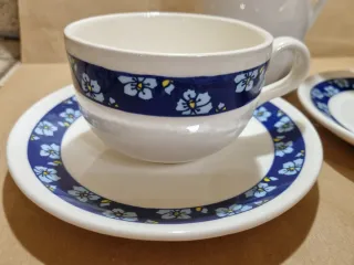 Caraffa e tazze ceramica decoro floreale