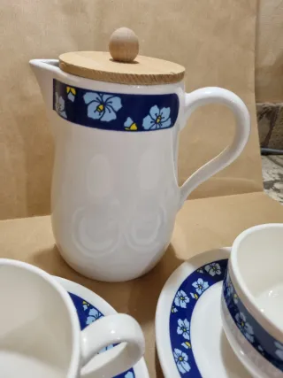 Caraffa e tazze ceramica decoro floreale