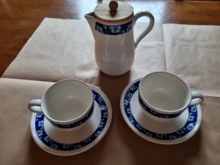 Caraffa e tazze ceramica decoro floreale