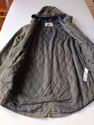 Chaqueta verde militar con capucha