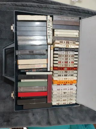 Maletín con cintas de casete
