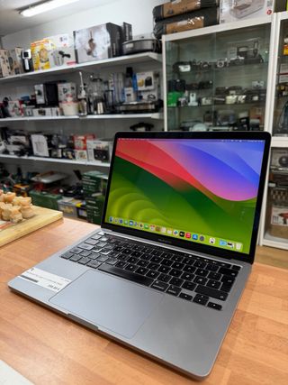 MacBook Pro 13” 2020 i5 8GB RAM 256GB SSD
