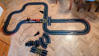Scalextric Compact Pack (32 piezas, 9 coches)