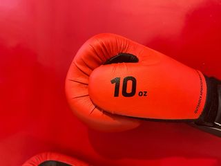Guantes de boxeo Outshock rojos y negros