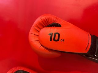 Guantes de boxeo Outshock rojos y negros