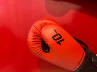 Guantes de boxeo Outshock rojos y negros