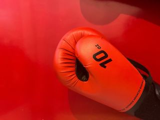 Guantes de boxeo Outshock rojos y negros