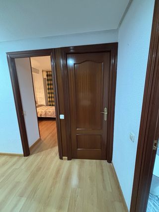 Puertas de madera lisas y con cristal