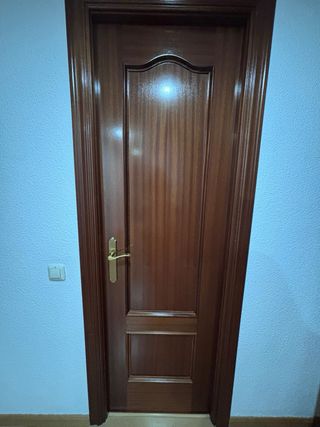 Puertas de madera lisas y con cristal