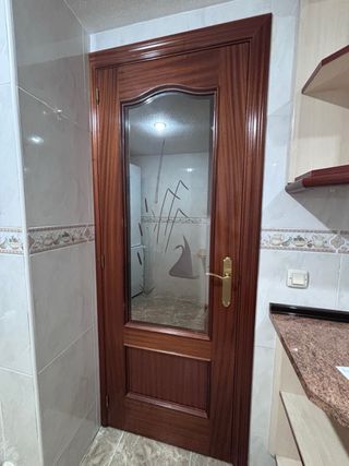 Puertas de madera lisas y con cristal