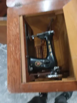 Máquina de coser Alfa antigua