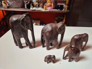 Familia de elefantes tallados madera