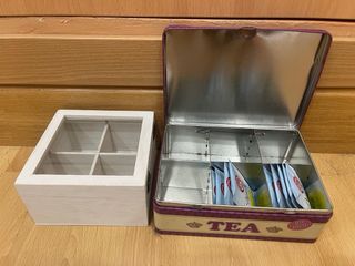 Cajas de té de madera y metal
