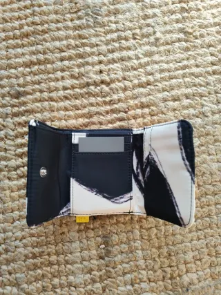 Monedero Parfois blanco y negro