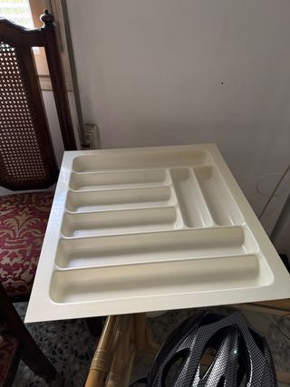 Cubertero de plástico beige