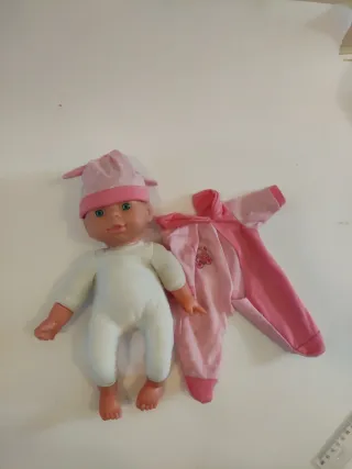 Muñeca bebé con ropa rosa