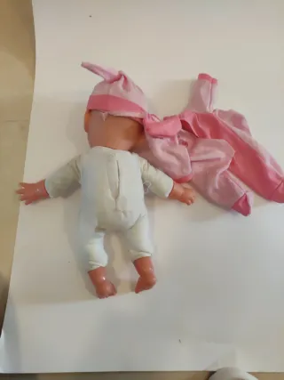 Muñeca bebé con ropa rosa