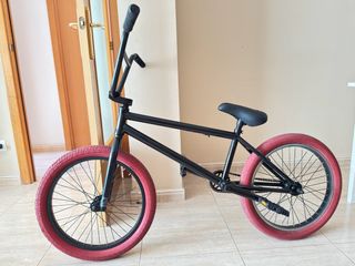 Bicicleta BMX The Set Negra Ruedas Rojas