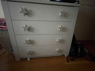 Cómoda infantil con estrellas