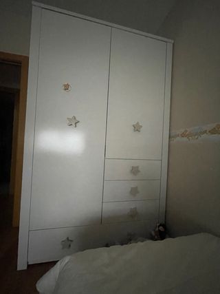 Cómoda infantil con estrellas