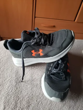 Zapatilla niña Under Armour gris/naranja