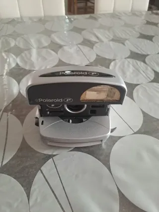Cámara Polaroid Plata y Negra