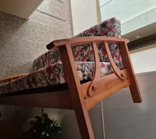 Sofá cama floral de madera y tela