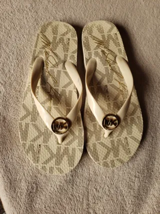 Chancletas Michael Kors Niña Beige y Dorado