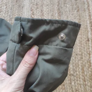 Cazadora acolchada verde militar con capucha