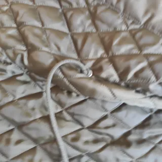 Cazadora acolchada verde militar con capucha