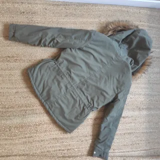 Cazadora acolchada verde militar con capucha