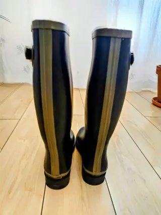 Botas de agua altas negras y marrones