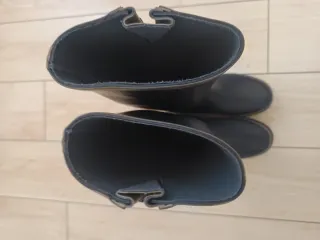 Botas de agua altas negras y marrones