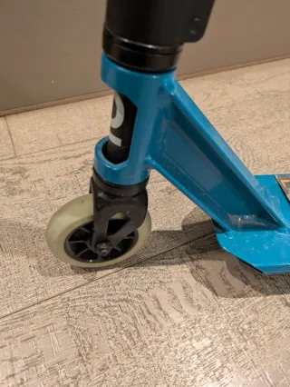 Patín freestyle azul y negro