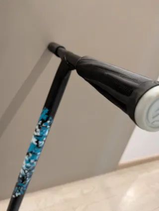 Patín freestyle azul y negro