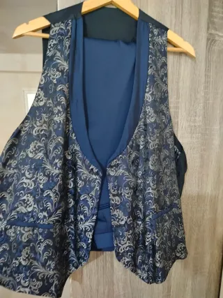 Traje completo azul eléctrico moderno