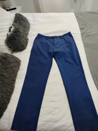 Traje completo azul eléctrico moderno